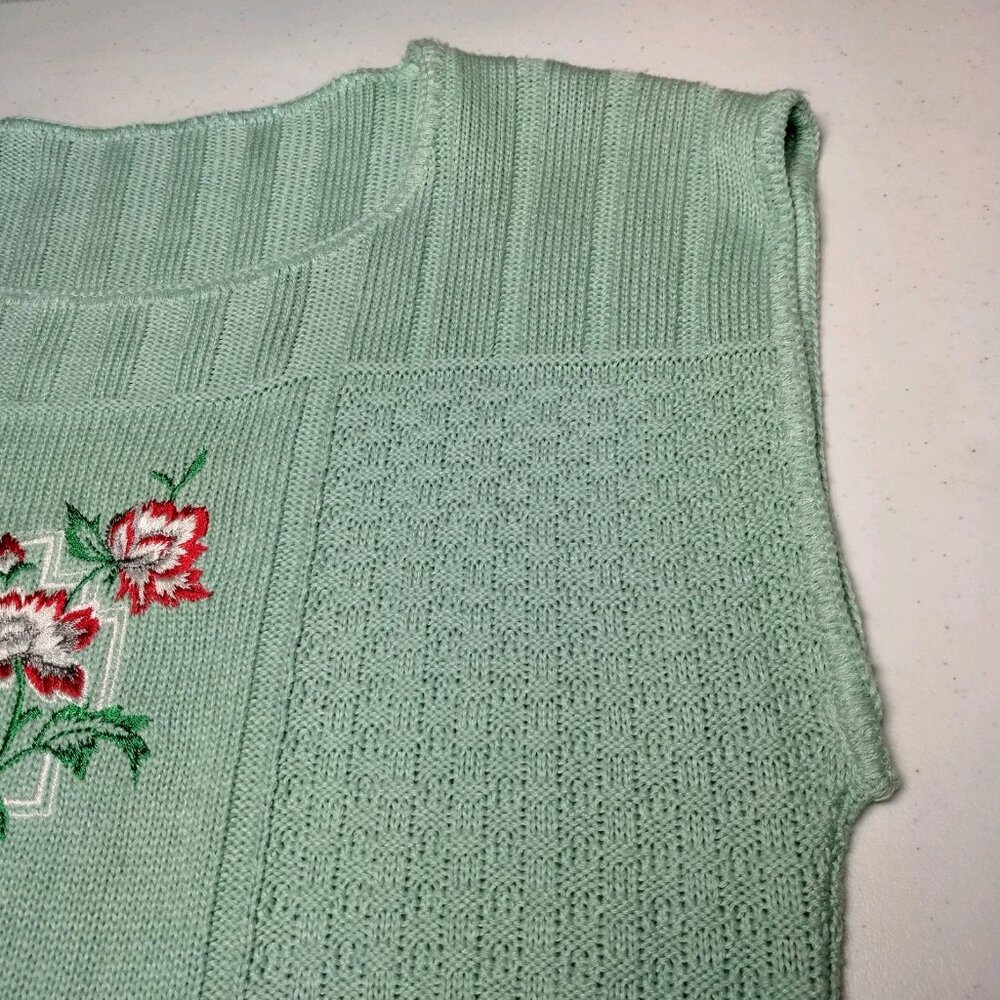 Vintage Sweater Small Sleeveless Mint Green Embroidered Flowers Grannycore - Picture 10 of 12